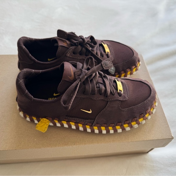 Jacquemus Brown Sneakers with Gold Accents - Picture 3 of 6